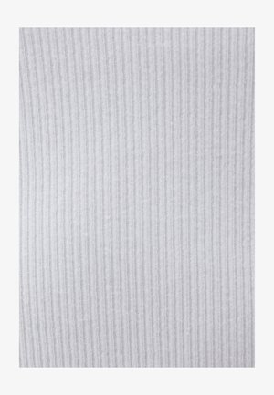 Harmaa uritettu kangas, jossa on pehmeä rakenne, ja joka esittelee pystysuoria raitoja. Kuvio on hienovarainen ja väri tasainen koko pinnalla.