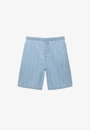 Lyseblå shorts lavet af blødt stof, med et subtilt lodret stribemønster, en elastisk talje og sidelommer.