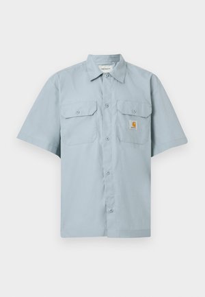 Világoskék, rövid ujjú gombos ing két elülső zsebfedővel és egy kis Carhartt logófolttal a bal zsebén.