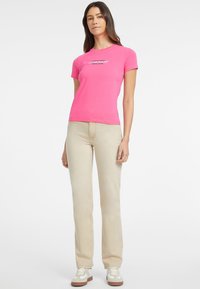 Guess Jeans VESTIBILITÀ SLIM AMERICAN TRADITION - Marškinėliai su spaudiniu - fucsia