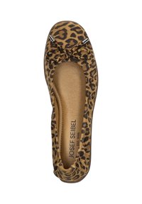 Ballerines en imprimé léopard avec une tige en tissu doux, un bout rond, un nœud décoratif et des accents argentés sur les côtés. Semelle intérieure rembourrée pour plus de confort.