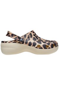 Leopardprint klompen gemaakt van lichtgewicht materiaal, met een gestructureerde bovenkant, ventilatiegaten en een contrasterende beige zool.