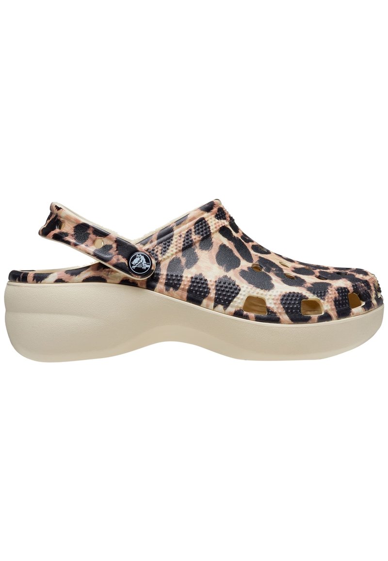 Leopardprint klompen gemaakt van lichtgewicht materiaal, met een gestructureerde bovenkant, ventilatiegaten en een contrasterende beige zool.