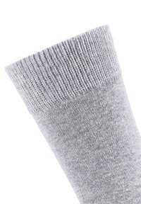 Chaussette grise avec une texture côtelée au niveau de la cheville, un corps lisse et un aspect légèrement extensible. Le matériau semble doux, adapté à un port décontracté.
