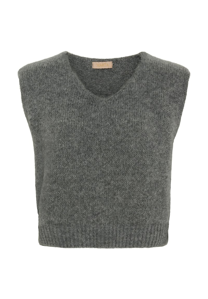Grå ärmlös tröja med djup V-ringning, tillverkad av ett mjukt texturerat material, med en ribbad nederkant och en etikett med namnet "MARTA."