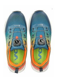Sportschuhe mit einem Farbverlauf in Blau, Grün und Orange. Obermaterial aus Mesh, runde Zehenform und BOA-Schnürsystem. Leuchtend grüne Innensohle mit Logo.