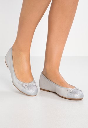 Sølv balletflade med rund tå, tekstureret glansfuld hætte og sløjfedetalje foran, samt en mat finish på kroppen. Lavprofil design.