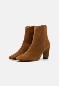 ÁNGEL ALARCÓN Bottines - mogano/basket