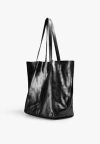 Bolso tote negro hecho de cuero brillante, con dos asas largas, forma rectangular y una superficie lisa y texturizada con un ligero brillo.