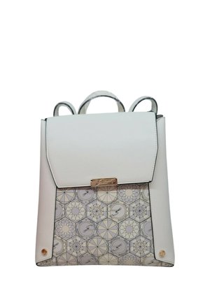 Zaino bianco e beige con motivi geometrici esagonali e dettagli con fibbia e bottoni color oro, dotato di manico superiore e due spallacci.