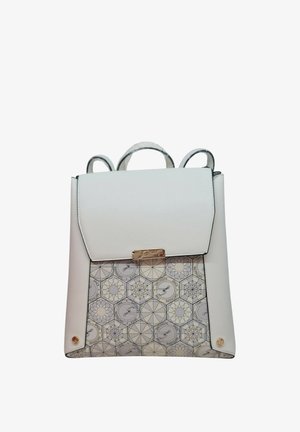 Zaino bianco e beige con motivi geometrici esagonali e dettagli con fibbia e bottoni color oro, dotato di manico superiore e due spallacci.