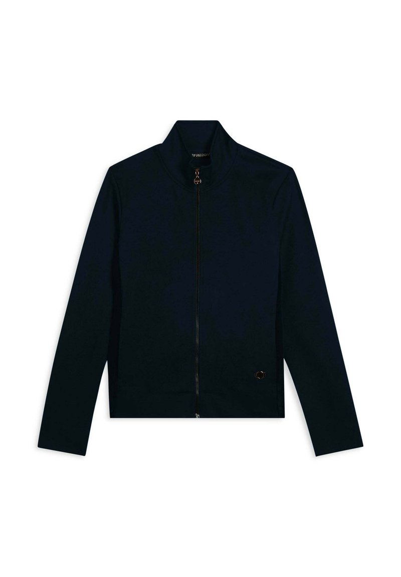 Chaqueta azul marino con cremallera, fabricada con una tela suave, que presenta un cuello alto, mangas largas y un logo discreto en el dobladillo inferior. Detalle de cierre dorado.