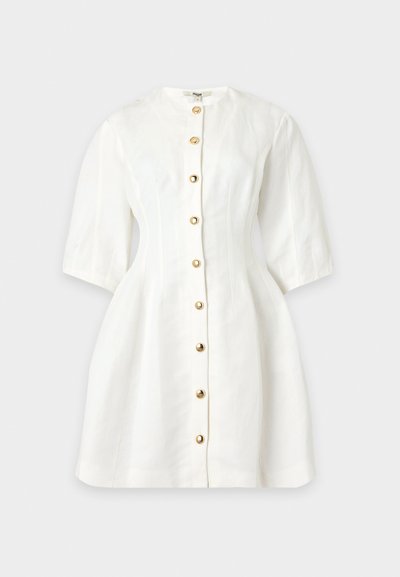 Robe blanche à manches courtes avec un col rond et des boutons dorés sur le devant, avec une taille cintrée et une jupe évasée.