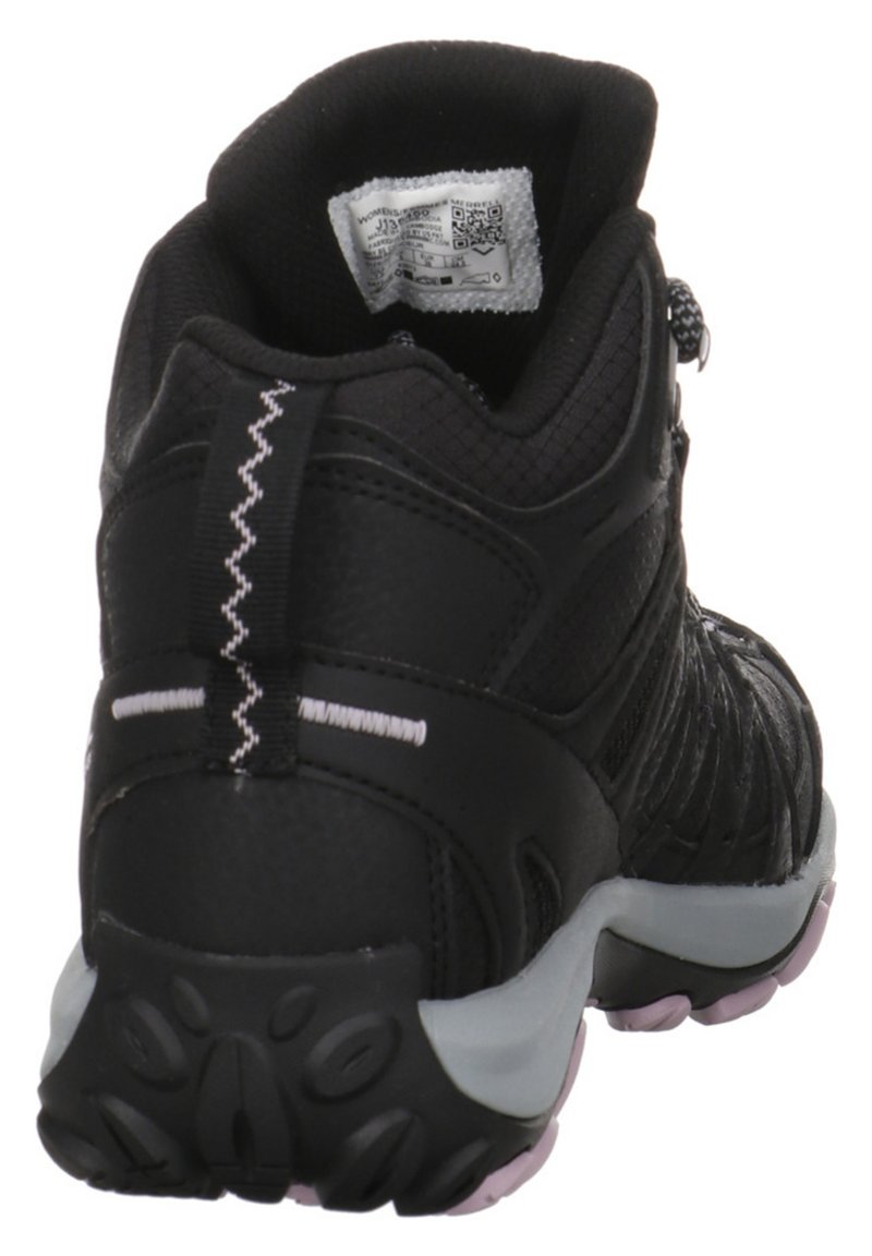 Schwarzer Wanderschuh mit einer strukturierten synthetischen Oberseite, verstellbarem Schnürsystem und Gummisohle mit einem multidirektionalen Profil.