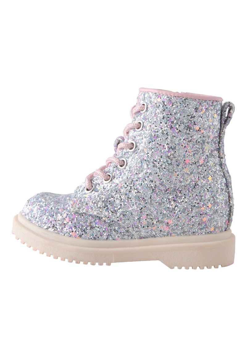 Glitrende sølv ankelstøvle med pink detaljer, gennemsigtig sål og metaløjer til snørebånd. Tekstureret overflade med flerfarvede glimt.