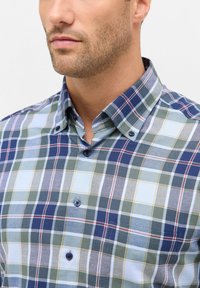 Geruit shirt met blauwe, groene en grijze ruitpatronen, voorzien van een button-down kraag en donkere knopen. Van katoen, met een gladde textuur.