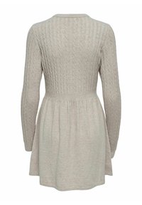 Robe beige en maille à manches longues avec un motif torsadé sur le haut, taille cintrée et jupe évasée, vue de dos.