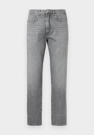 Jean denim gris à jambe droite avec cinq poches et fermeture par boutons, présenté sur un fond blanc uni.