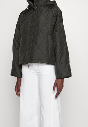 Vadderad, mörkgrön dunjacka med huva och långa ärmar. Har sidofickor, dragkedjestängning och cropped fåll.