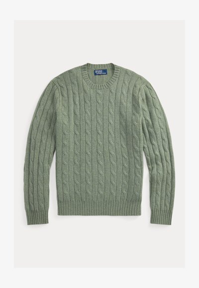 Maglione di lana verde salvia con lavorazione a trecce, scollo rotondo e polsini e orlo a costine, steso supino.