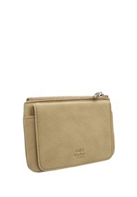Portefeuille en simili cuir beige avec une texture lisse, fermeture éclair et logo en relief. Il présente une forme rectangulaire compacte et un design minimaliste.