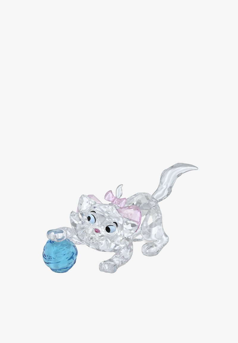 Kristallkattfigur med klar yta, rosa slöja, blå boll, detaljerade ansiktsdrag och texturerad pälsrepresentation.