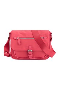 Bolsa mensajera de nylon rosa con cierre de solapa, bolsillo frontal con cremallera, correa ajustable y acentos de hardware en tono plateado.
