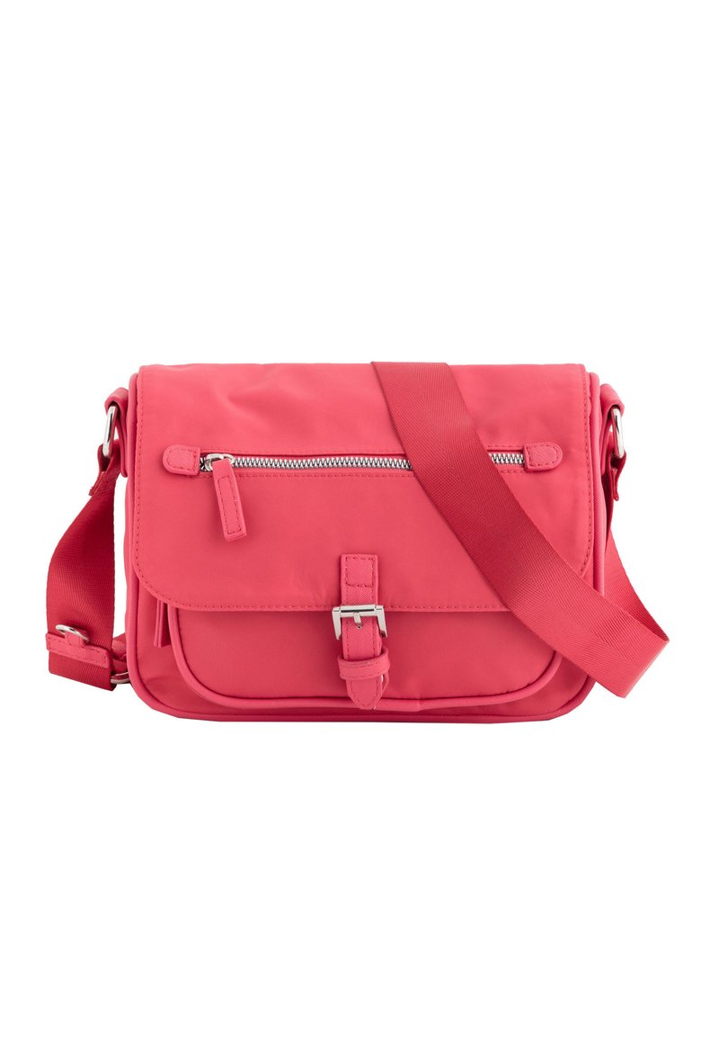 Bolsa mensajera de nylon rosa con cierre de solapa, bolsillo frontal con cremallera, correa ajustable y acentos de hardware en tono plateado.