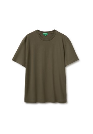 Camiseta de algodón lisa de color verde oliva con manga corta y cuello redondo, con una pequeña etiqueta verde dentro del cuello.