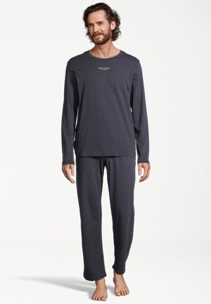 Marineblaues Langarm-Pyjama-Set aus weicher Baumwolle. Verfügt über einen schlichten Rundhalsausschnitt und gerade geschnittene Hosen, beide mit minimalem Branding.
