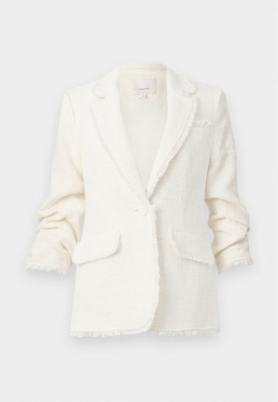 Witte tweed blazer met rafelige randen, enkele knoopsluiting en twee voorzakken. Zachte textuur en gestructureerd ontwerp.