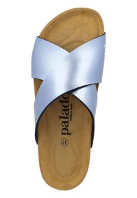Blå sandal med korskonstruktion och en slät metallisk finish samt en brun texturerad fotbädd, med varumärket "palado" tryckt på insidan.
