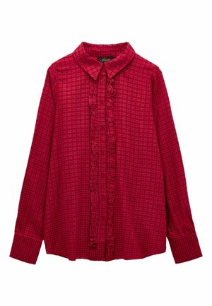 Sarkans garām piedurknēm, ar ķīļo rakstu, ar ruffles pogu slēdzeni un klasisku apkakli, izklāta uz baltā fona.