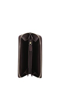 Portefeuille en cuir marron avec fermeture zippée, comportant plusieurs compartiments et emplacements pour cartes, surface texturée et accents en métal doré.