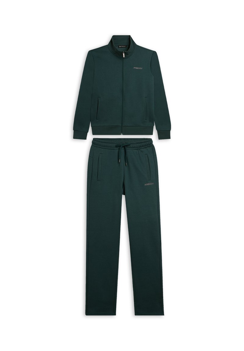 Chándal verde oscuro que incluye una chaqueta con cremallera frontal y dos bolsillos, y pantalones a juego con cintura elástica y cordón ajustable.