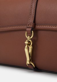 COACH HAMPTONS BAG - Rankinė - saddle