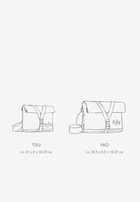 Due borse a tracolla in stile schizzo etichettate 'TSU' e 'YAO'. TSU: 21 x 6 x 16-23 cm. YAO: 25.5 x 6.5 x 19-27 cm. Presentano spallacci regolabili e chiusure.