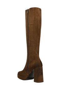 Braune Wildleder-Stiefel über dem Knie mit einer Plattform und klobigem Absatz, ausgestattet mit einem Seitenreißverschluss und nahtloser Textur.