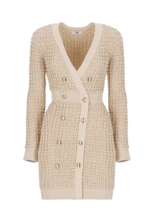 Robe cardigan beige en maille à manches longues avec motif texturé, col en V, taille marquée, poignets côtelés et double rangée de boutons dorés à l'avant.