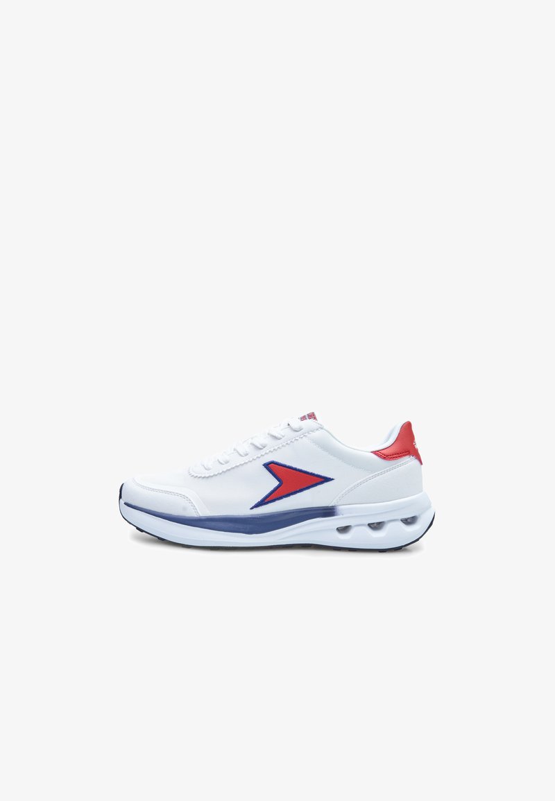 Weiße Sportschuhe mit einer glatten Synthetik-Oberfläche, roten und blauen Akzenten, runder Zehenpartie und gepolsterter Sohle mit Luftpolstern.