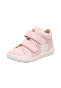 Rosa High-Top-Schuhe mit einer Mischung aus glatten und Wildledertexturen, ausgestattet mit zwei Klettverschlüssen und einem weißen Akzentpanel. Gummisohle.