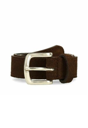 Ceinture en daim marron roulée avec une boucle métallique rectangulaire argentée brillante et une boucle en daim sur fond blanc.