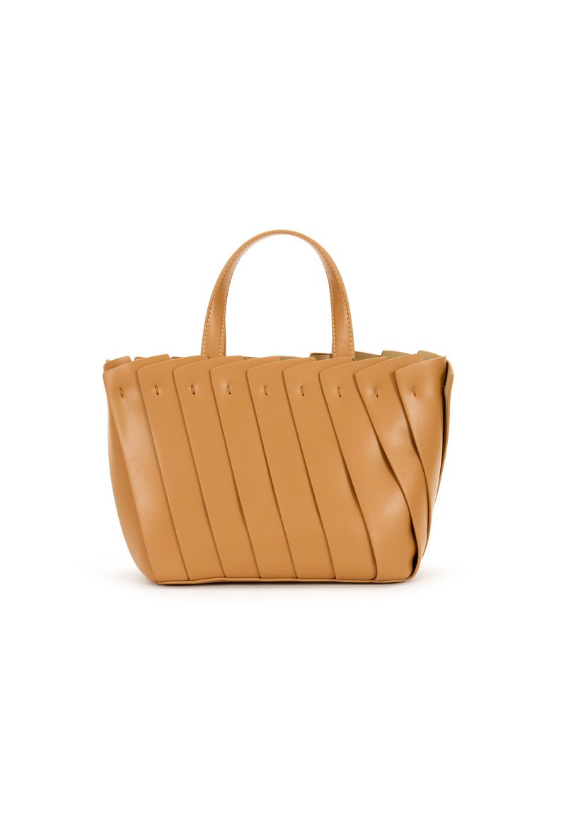 Sac à main en cuir tan avec un design structuré et plissé. Dispose de deux poignées courtes et d'une texture lisse. Forme robuste avec des bords arrondis.