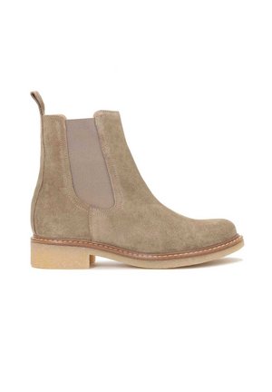 Bottines Chelsea en daim taupe avec des panneaux latéraux élastiques, un bout arrondi et un talon bas. Présente des coutures contrastantes et une semelle texturée.