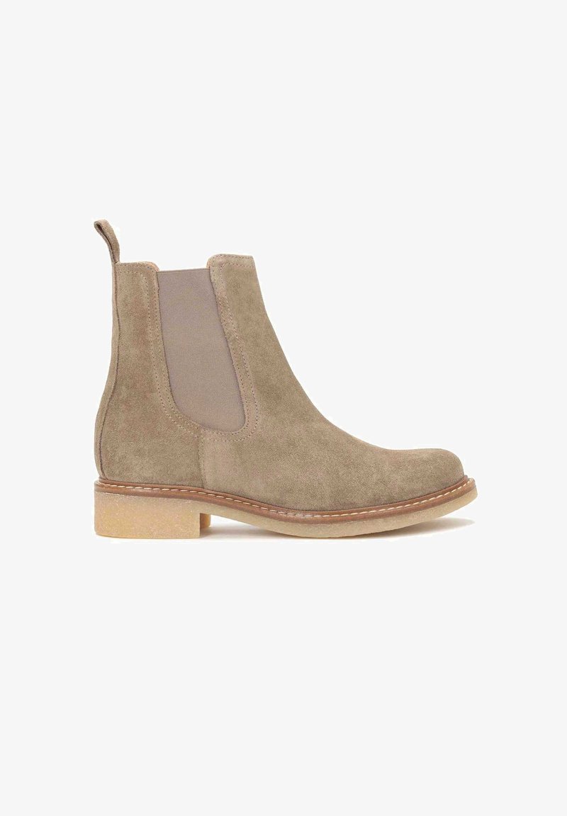 Mockasinstövlar i taupe med elastiska sidopaneler, rundad tå och låg blockklack. Har kontrasterande sömmar och en texturerad sula.