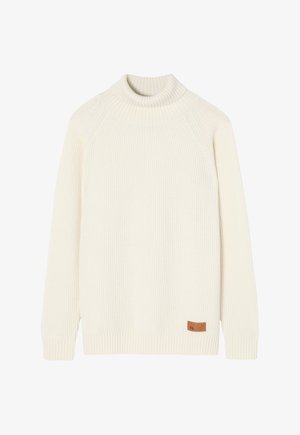 Kermanut ribbed turtlenecki, jossa on pitkähihaiset hihat, teksturoitu neulonta ja pieni nahkaleima ommeltuna alaosaan.