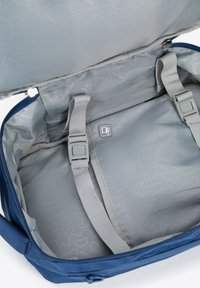 Modrá cestovní taška se šedým interiérem, disponující nastavitelnými popruhy a jemně vzorovanou podšívkou. Zipové uzavření na vrchu pro snadný přístup.