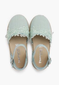 Jasnoniebieskie espadryle w stylu ze zdobioną cholewką, ozdobione koronką i kwiatowymi akcentami. Regulowany pasek z srebrną klamrą.