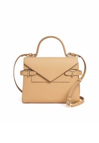 Bolso de piel beige con un diseño estructurado, solapa triangular, asa superior y una correa de hombro desmontable; presenta un acento de hardware en tono dorado.