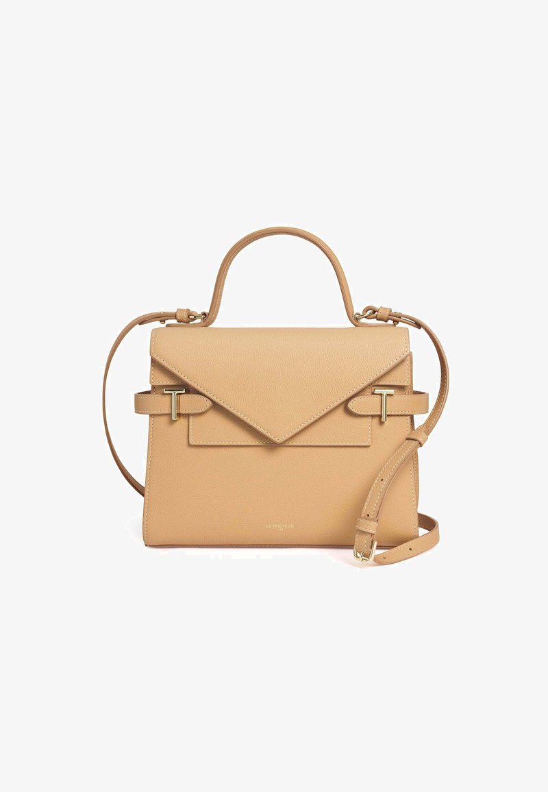 Bolso de piel beige con un diseño estructurado, solapa triangular, asa superior y una correa de hombro desmontable; presenta un acento de hardware en tono dorado.